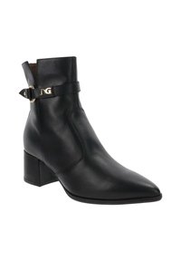 Zwarte leren enkelboot met een spitse neus, blokhak en zijrits. Voorzien van een decoratieve strap met een gouden hardware accent.