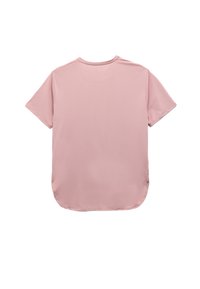 Camisa rosa de manga corta hecha de tejido suave, con escote redondeado y dobladillo curvado, de diseño minimalista y sin patrones.