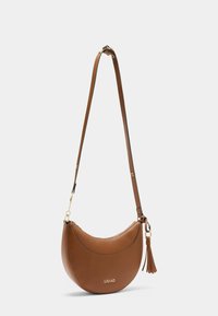 Bolso cruzado de cuero marrón, en forma de semicírculo, con herrajes dorados, cierre de cremallera, correa ajustable y un adorno con borlas.