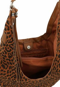Borsa a tracolla con stampa leopardata in tessuto marrone e nero, con un ampio interno foderato in marrone, chiusura a bottone a scatto e tasca con zip.