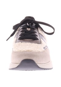 Sneaker met een lichtbeige suède bovenkant, crème textielaccenten, zwarte veters, grijze zool en een afgeronde neus.