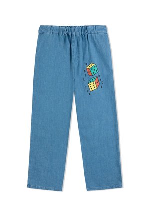 Hellblaue Jeanshose mit elastischem Bund. Auf der linken Seite befindet sich ein Druck mit bunten Würfeln und dem Text "ROLL THE DICE".