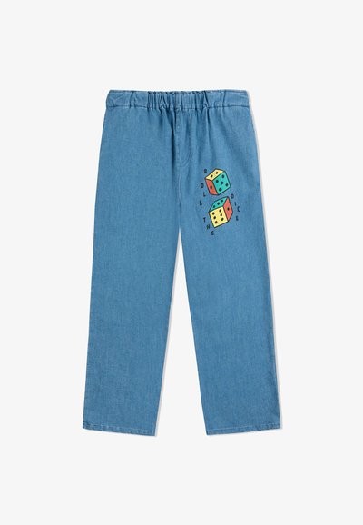 Pantalones de mezclilla de color azul claro con cintura elástica. Presentan un gráfico de dados coloridos y el texto "LANZA LOS DADOS" en el lado izquierdo.