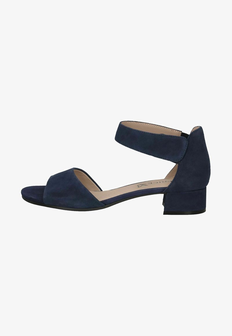 Sandal in camoscio blu navy con punta aperta e cinturino alla caviglia, dotato di un piccolo tacco a blocco e una superficie liscia.