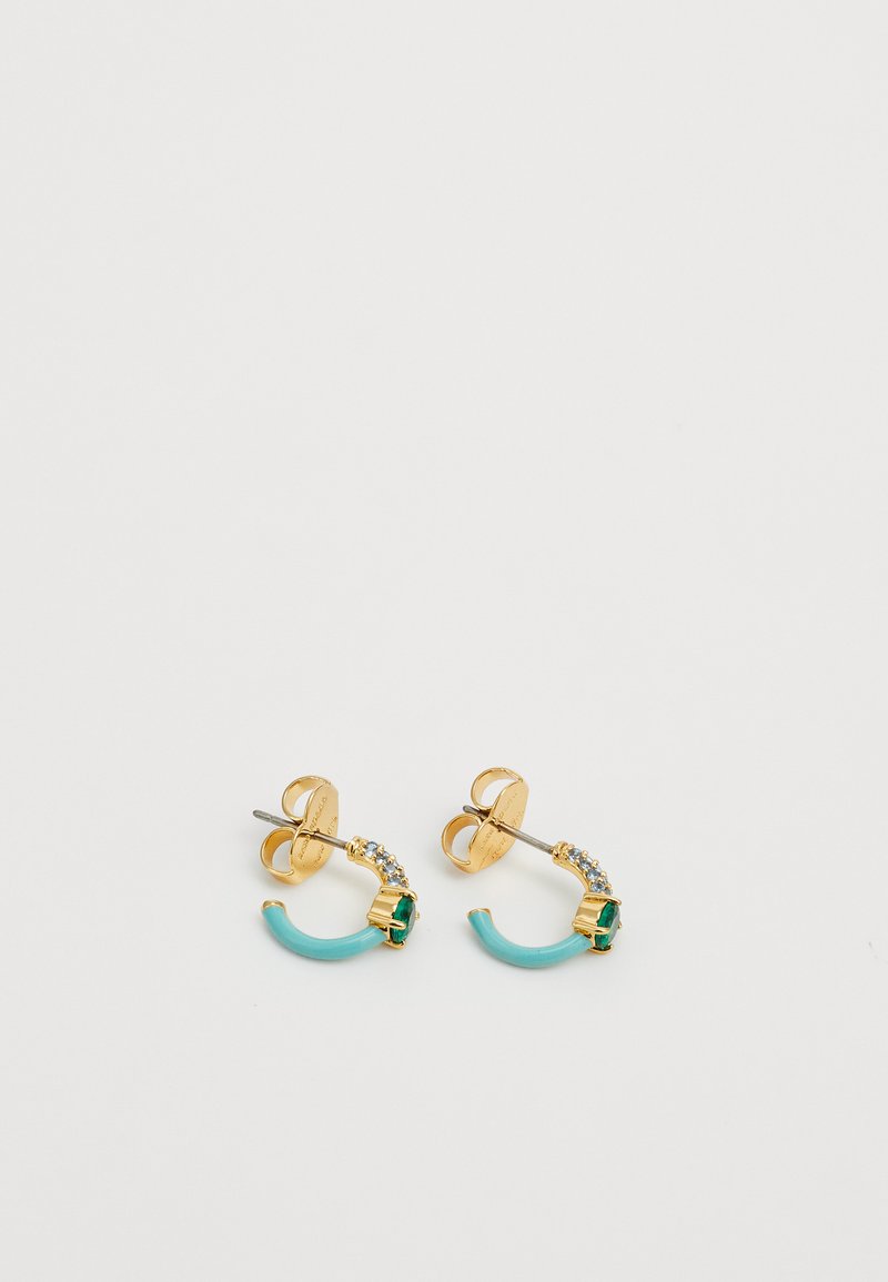 Kullatud metallist kõrvarõngad, millel on kaarjas türkiissinine aksent, roheline kivi ja ülemises osas sädelevad rhinestone-viimistlused.