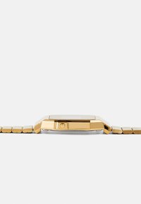 Orologio da polso tono oro con cassa ottagonale e bracciale metallico con maglie rettangolari. L'orologio presenta un design minimalista e un quadrante chiaro.