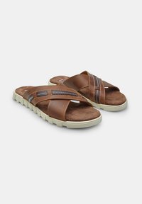 Sandali in pelle marrone con straps incrociati, soletta in suede morbido e suola in gomma beige con un design a trama.