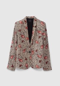 Mönstrad blazer i beige med röda paisleymotiv. Har en spetsig krage, långa ärmar och en enkel knappstängning. Slät tygtextur.