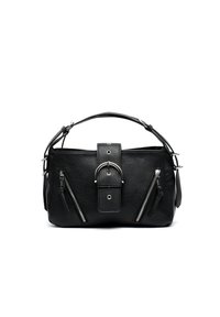 Borsa a mano in finta pelle nera con accessori in argento. Presenta un manico superiore piatto, una tracolla centrale con fibbia e due tasche laterali con zip.