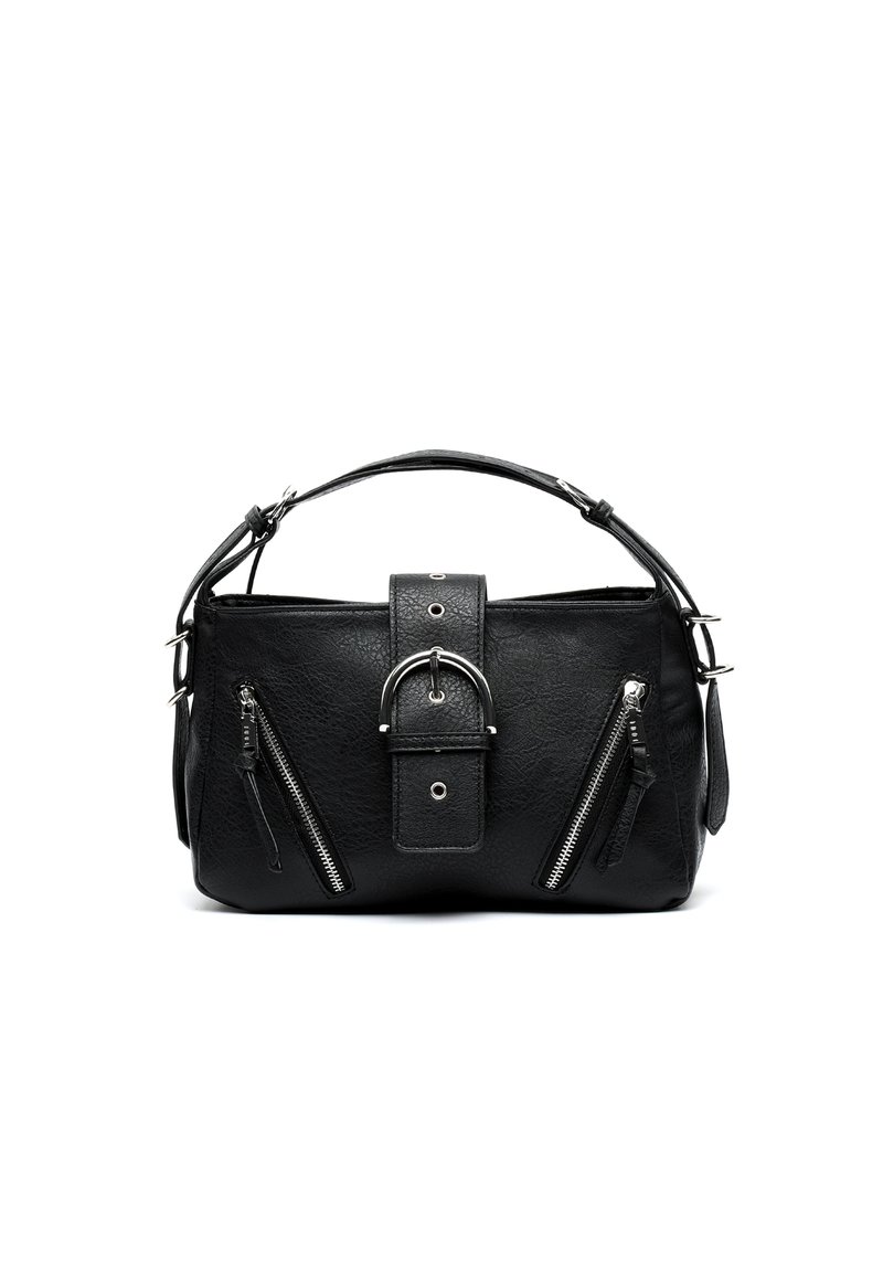 Borsa a mano in finta pelle nera con accessori in argento. Presenta un manico superiore piatto, una tracolla centrale con fibbia e due tasche laterali con zip.