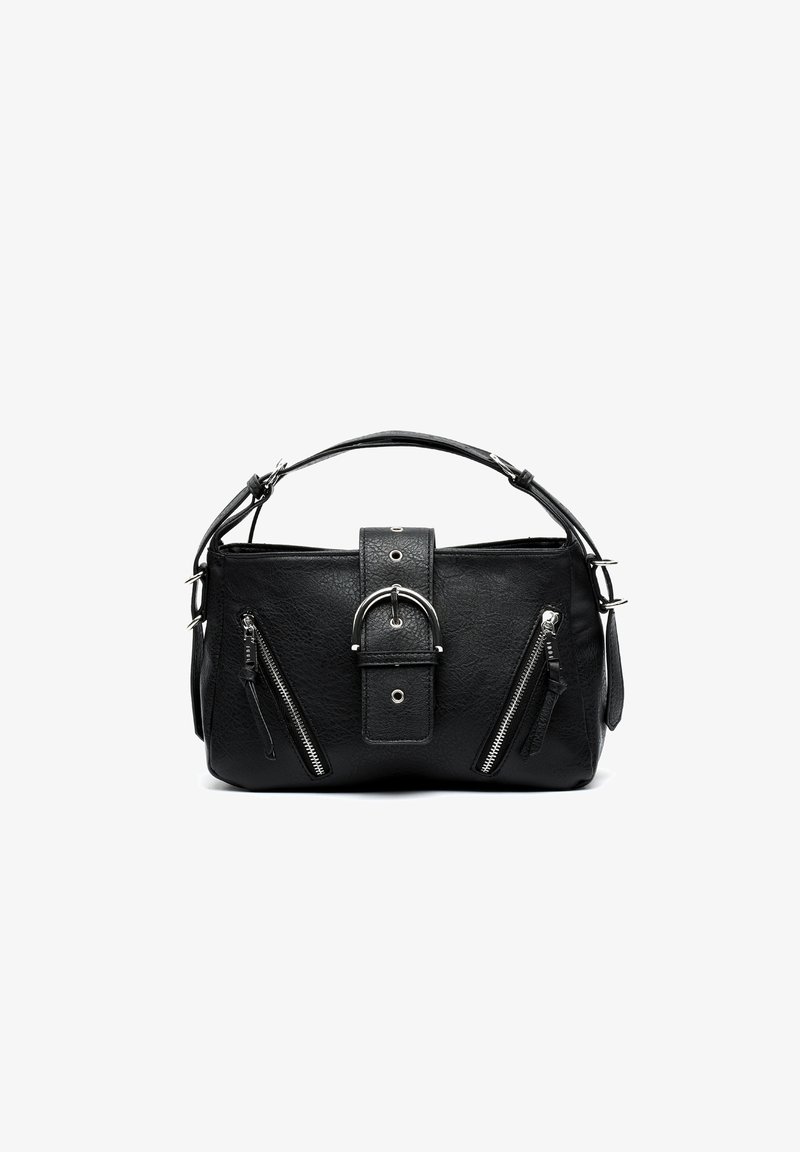 Schwarze Handtasche aus Kunstleder mit silbernem Zubehör. Verfügt über einen flachen oberen Griff, einen zentralen Gurt mit Schnalle und zwei seitliche Reißverschlusstaschen.