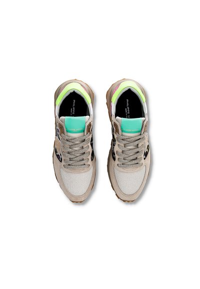 Baskets beiges en matériaux mesh et daim, avec un col vert menthe et jaune fluo, des lacets gris et une semelle texturée.