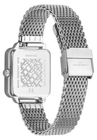 Zilveren roestvrijstalen horloge met een mesh band, vierkante kast en gegraveerde achterkant. Waterbestendig met een sluiting voor een veilige pasvorm.