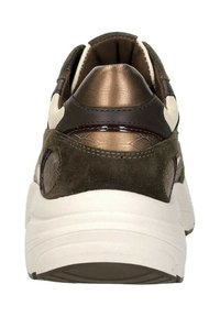 Groene en bruine sneaker gemaakt van suede en leer. Beschikt over een chunky witte zool, metalen accenten en een gestructureerd detail op de hak.