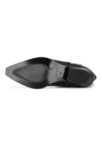 Suela de zapato de cuero negro con superficie texturizada, que presenta una puntera lisa y patrones estriados cerca del talón para una mejor tracción.