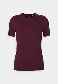 Bordeauxkleurige, gebreide trui met korte mouwen en een geribbelde textuur, met drie gouden knopen op de linkerschouder.