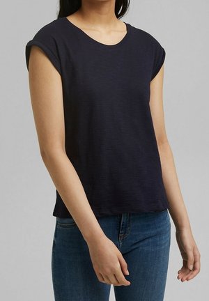 Marineblauw T-shirt met korte mouwen en een ronde hals, gemaakt van een gestructureerde gebreide stof. Voorzien van omslagmanchetten en een ontspannen pasvorm.