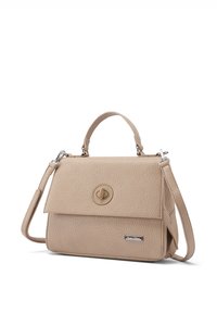 Borsa a mano in pelle beige con superficie testurizzata, patta anteriore, chiusura circolare, tracolla rimovibile e branding sottile sul lato.