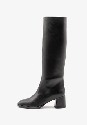 Bottes noires montantes en cuir lisse avec un bout arrondi et un large talon à bloc. Design minimaliste, sans embellissements visibles.