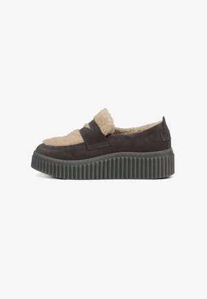 Szare zamszowe buty typu slip-on z puszystą beżową wstawką i grubą żłobioną podeszwą. Posiadają okrągły nosek oraz przeszycia wzdłuż cholewki.