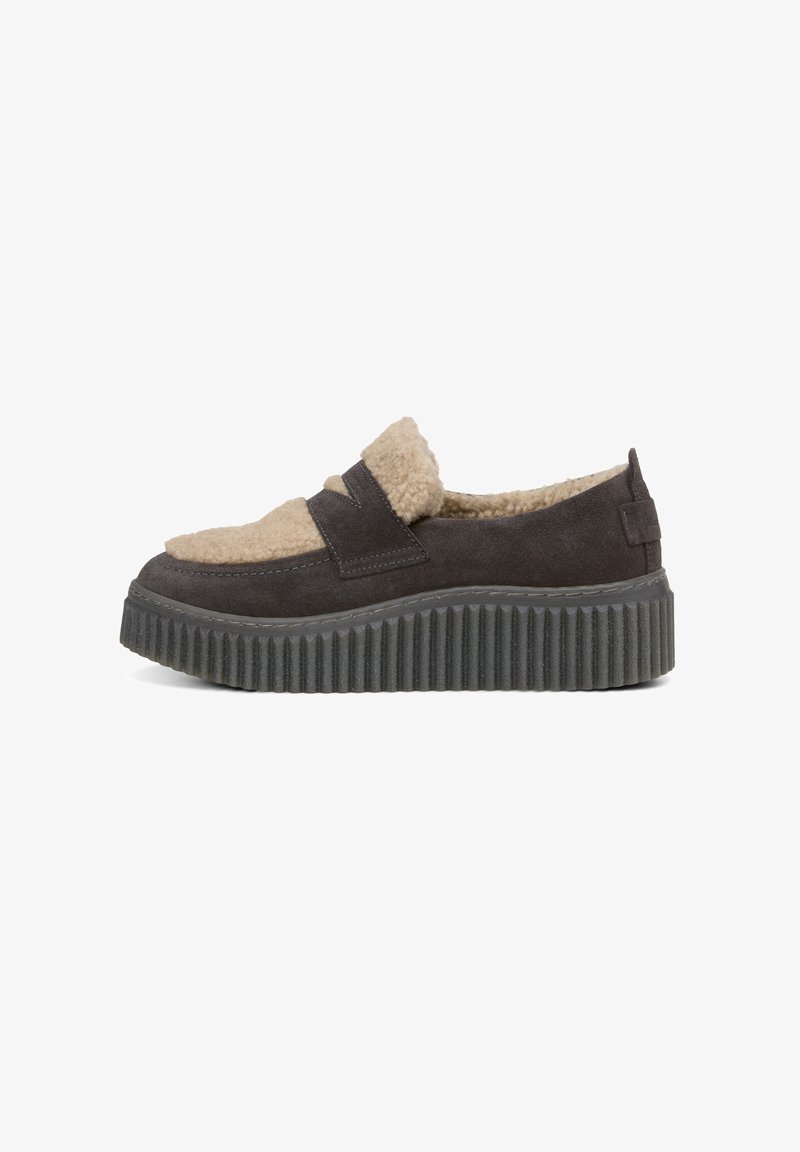 Chaussure slip-on en daim gris avec un panneau moelleux beige et une semelle épaisse striée. Présente un bout rond et des détails surpiqués sur le dessus.
