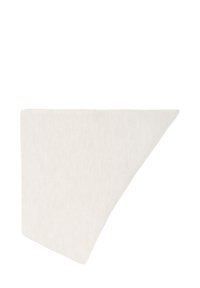 Chustka w kształcie trójkąta w jasnokremowym kolorze, wykonana z miękkiego materiału o gładkiej fakturze i czystych krawędziach, bez wzorów ani dodatków.