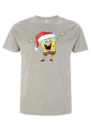 Graues Baumwoll-T-Shirt mit einer Cartoonfigur, die einen roten Weihnachtsmannhut trägt. Das Design enthält lebendige Farben in Gelb und Blau und zeigt einen verspielten Gesichtsausdruck.