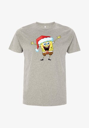 Graues Baumwoll-T-Shirt mit einer Cartoonfigur, die einen roten Weihnachtsmannhut trägt. Das Design enthält lebendige Farben in Gelb und Blau und zeigt einen verspielten Gesichtsausdruck.