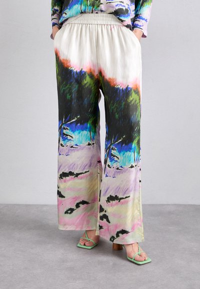Pantaloni evazați dintr-un material ușor, cu un model abstract multicolor în verde, albastru, roz și negru, având un talie elastică.