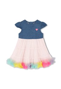 Robe pour tout-petit avec un haut en denim bleu, petit détail en forme de cœur rose, et jupe en tulle léger rose avec un ourlet en volants arc-en-ciel.