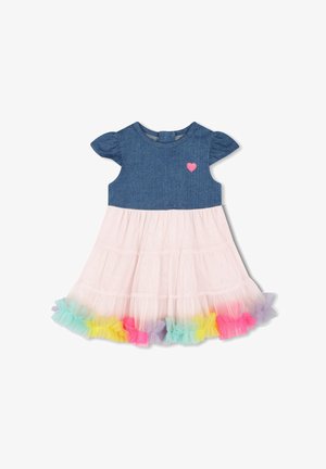 Robe pour tout-petit avec un haut en denim bleu, petit détail en forme de cœur rose, et jupe en tulle léger rose avec un ourlet en volants arc-en-ciel.