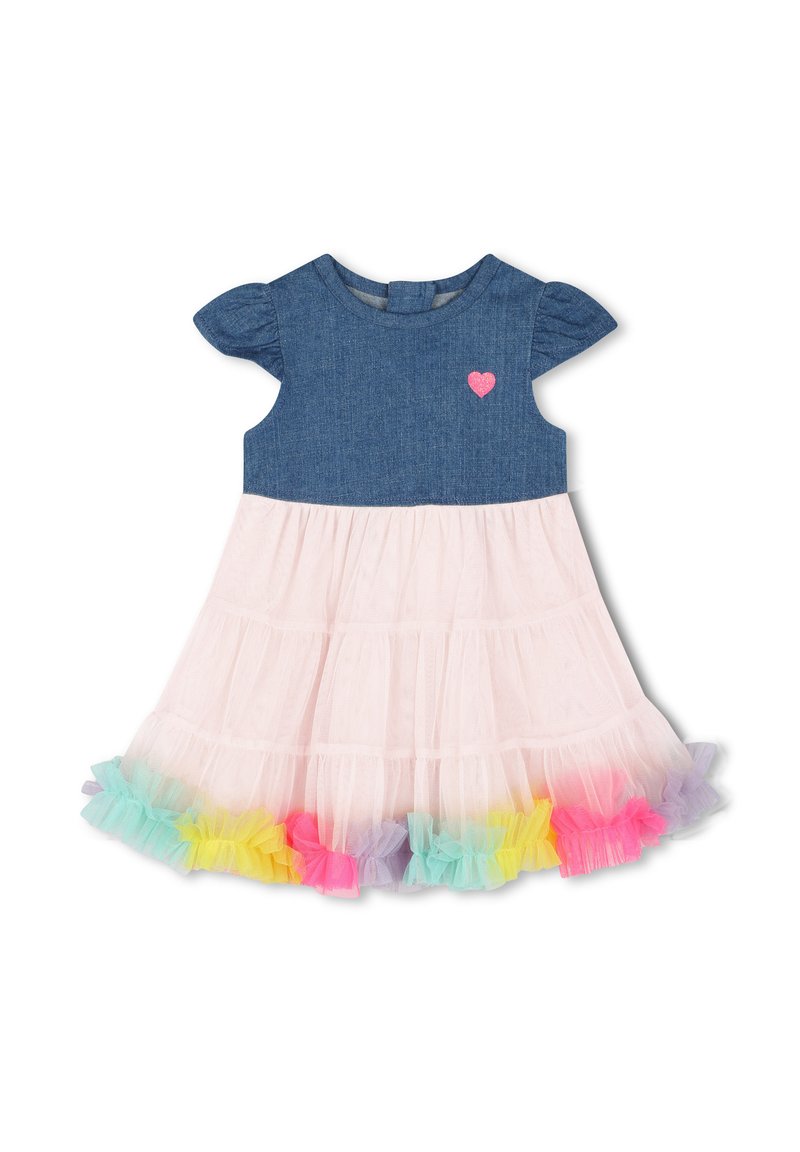 Robe pour tout-petit avec un haut en denim bleu, petit détail en forme de cœur rose, et jupe en tulle léger rose avec un ourlet en volants arc-en-ciel.