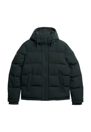 Donkergroene pufferjas met een capuchon, voorzien van drukknopen, steekzakken aan de voorkant en elastische manchetten. Gewatteerde textuur en verstelbare trekkoorden.