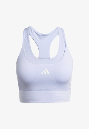 Lys lilla sportsbh med en tætsiddende design, racerback stil og et hvidt Adidas-logo på forsiden. Blødt, strækbart stof.
