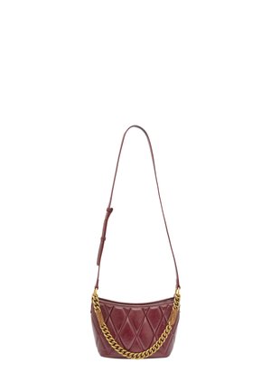 Bordeaux læder skuldertaske med diamant quiltet mønster, gylden kædedesign og justerbar skulderrem, glat tekstur.