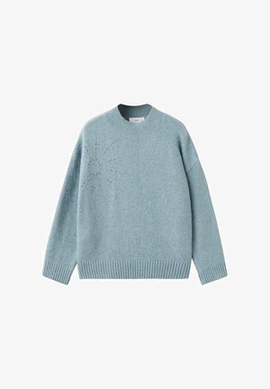 Svetlomodrý vlnený sveter s okrúhlym výstrihom, ktorý má na prednej strane štruktúrovaný vzor, rebrované manžety a lem. Voľný strih a dlhé rukávy.