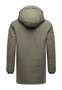 Olive zelena, izolirana jakna z oblikovanim kapuco, dolgimi rokavi in elastičnimi manšetami. Ima gladko, mat površino in minimalističen dizajn.