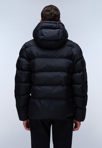 Giacca a vento nera con cappuccio, caratterizzata da un design trapuntato e una texture lucida. Nota per le sue sezioni volumetriche imbottite e il dettaglio con logo sulla manica.