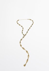 Collier en ton doré mettant en valeur des maillons allongés en forme de coquillage avec une surface texturée, disposés en un motif ondulé.