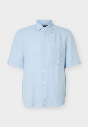 Chemise en lin bleu clair à manches courtes avec boutons, dotée d'une poche poitrine avant et d'un col classique, présentée sur un fond uni.