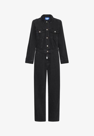 Crni traper kombinezon s dugim rukavima, dugmadi s prednje strane, dva džepa na prsima i prilagođenim strukom. Glatka tekstura i sužene nogavice.