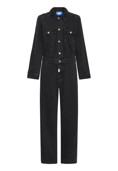 Melna denima kombinezons ar garām piedurknēm, pogājamu priekšpusi, divām krūšu kabatām un pieguļošu jostasvietu. Gluda tekstūra un sašaurinātas kājas.