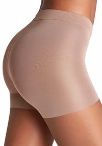 Skrócone spodenki w stylu bodysuit w matowym kolorze nude, wykonane z gładkiego, elastycznego materiału z bezszwową talią i długością do ud.