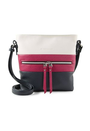 Kompaktowa torebka na ramię z blokami kolorów w bieli, czerwieni i czerni, przednia kieszeń na zamek z podwójnymi czerwonymi suwakiem oraz regulowany czarny pasek.
