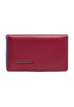 Rechthoekige bordeauxrode leren portemonnee met zichtbare stiksels en een klein zilveren "Piquadro" logo aan de voorkant, met licht zichtbare blauwe randen.