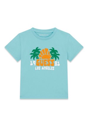 Jasnoniebieska koszula z krótkim rękawem z pomarańczowym słońcem, zielonymi palmami i napisem „1981 GUESS LOS ANGELES” z przodu.