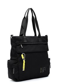 Zwarte tote bag van textuurstof, met een omgevouwen bovenkant, dubbele handvatten, gele details met karabijnhaak en voorzakken met rits.