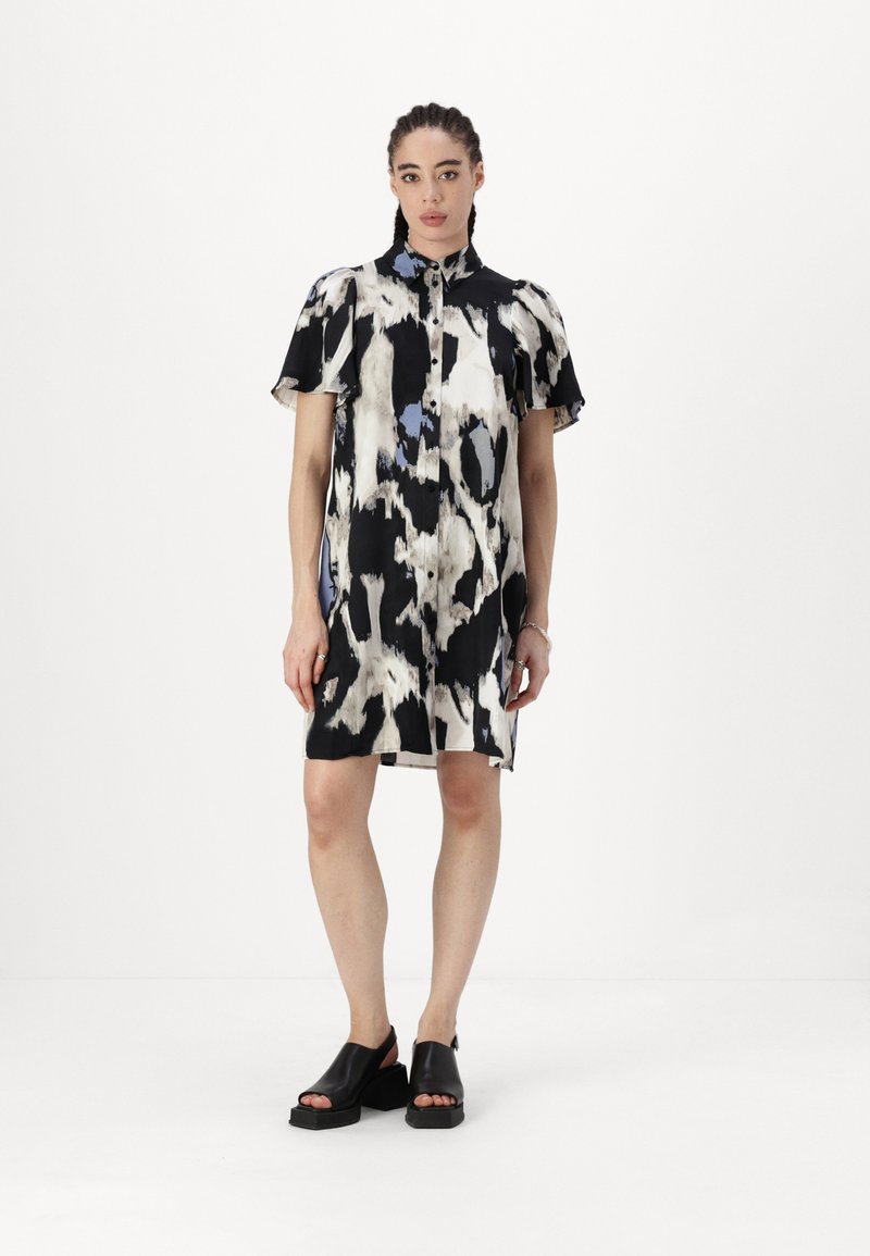 Rochie cu mânecă scurtă, cu nasturi, într-un model abstract în nuanțe de negru, alb și albastru; realizată dintr-un material ușor, cu o siluetă lejeră.