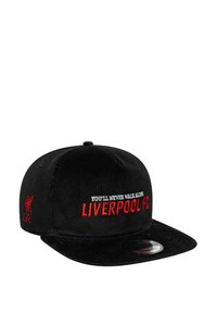 Schwarz aus Cord gefertigte Kappe mit gesticktem Text "DU WIRST NIE ALLEINE GEHEN" und "LIVERPOOL FC" in Rot. Verstellbarer Riemen hinten für die Größenanpassung.
