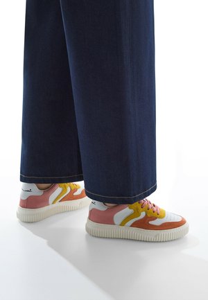Trainers - orange